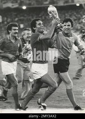 Calciatori italiani (da sinistra) Bergomi, gentile e Zoff dopo che l'Italia ha vinto la Coppa del mondo, Spagna 1982 Foto Stock