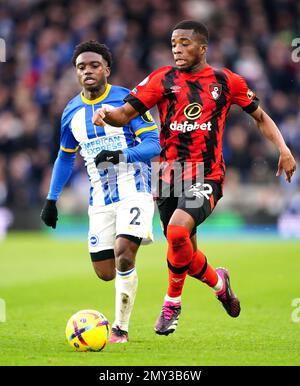 Tariq Lamptey di Brighton e Hove Albion (a sinistra) e ben Pearson di Bournemouth combattono per la palla durante la partita della Premier League presso l'Amex Stadium, Brighton e Hove. Data immagine: Sabato 4 febbraio 2023. Foto Stock