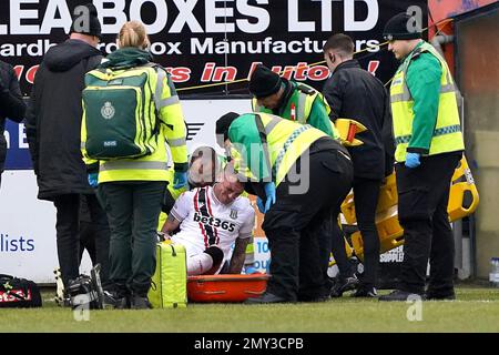 Josh Tymon di Stoke City è steso fuori dal campo a causa di un infortunio durante la partita del campionato Sky Bet a Kenilworth Road, Luton. Data immagine: Sabato 4 febbraio 2023. Foto Stock