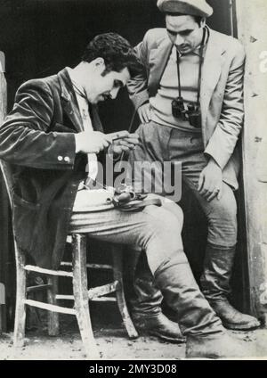 Il bandito italiano Salvatore Giuliano (a destra) e suo cugino Gaspare Pisciotta, Italia 1950 Foto Stock