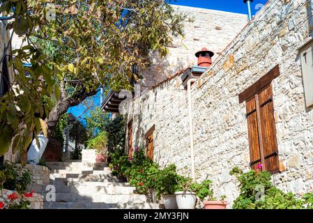 Pittoresca strada di un villaggio di Lofou. Distretto di Limassol, Cipro. Foto Stock