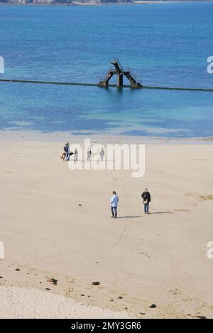 Piscina naturale sul mare con trampolino Foto Stock