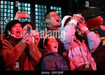 Jiande, la provincia cinese di Zhejiang. 4th Feb, 2023. I turisti osservano i fuochi d'artificio nell'antica città di Yanzhou a Jiande, nella provincia di Zhejiang della Cina orientale, 4 febbraio 2023. Il Festival delle Lanterne, il 15th° giorno del primo mese del calendario lunare cinese, cade il 5 febbraio di quest'anno. Varie attività culturali folcloristiche si sono svolte in tutto il paese per accogliere il prossimo festival. Credit: Xu Yu/Xinhua/Alamy Live News Foto Stock