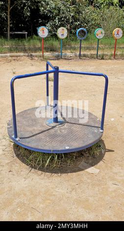 Bangalore, Karnataka, India-Ottobre 04 2022: Attrezzature da gioco per bambini nel parco del lago di Agara. Divertimento pieno avventuroso per i bambini. Foto Stock