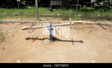 Bangalore, Karnataka, India-Ottobre 04 2022: Attrezzature da gioco per bambini nel parco del lago di Agara. Divertimento pieno avventuroso per i bambini. Foto Stock