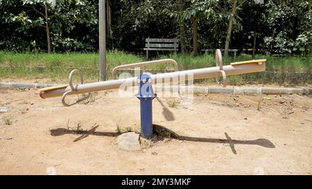 Bangalore, Karnataka, India-Ottobre 04 2022: Attrezzature da gioco per bambini nel parco del lago di Agara. Divertimento pieno avventuroso per i bambini. Foto Stock