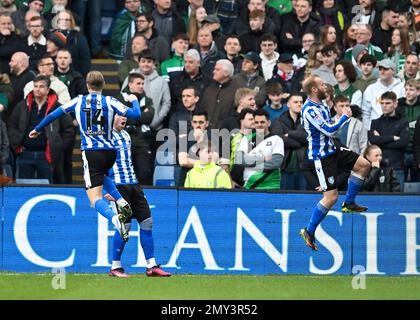 GOL S14/and Sheffield Wednesday il centrocampista Barry Bannan (10) celebra un gol per renderlo 1-0 durante la partita della Sky Bet League 1 Sheffield Wednesday vs Plymouth Argyle a Hillsborough, Sheffield, Regno Unito, 4th Febbraio 2023 (Photo by Stanley Kasala/News Images) Foto Stock