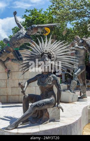 Gruppo di statue di bronzo raffiguranti figure eroiche maya, Playa del Carmen, Messico Foto Stock