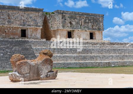 Trono di giaguaro a due teste davanti alla camera del Governatore, Uxmal, Yucatan Foto Stock