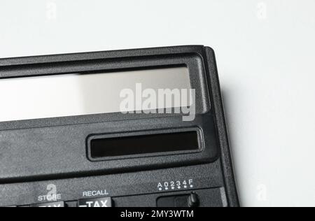Calcolatrice su sfondo bianco, primo piano. Concetto di contabilità fiscale Foto Stock