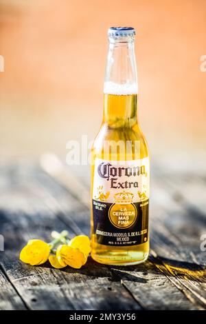 Bottiglie di Corona Extra Beer con fettina di lime su sfondo di legno. Corona è la birra importata più popolare negli Stati Uniti. Foto Stock