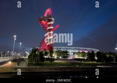 Vista notturna dello Stadio Olimpico di Londra, la casa del West Ham United.London Inghilterra Foto Stock