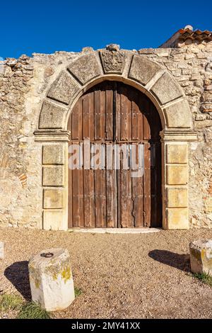 Porta d'ingresso a un'antica chiesa medievale nella monumentale città di Pedraza, Segovia. Foto Stock