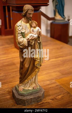 Statua di San Giuseppe che tiene il bambino Gesù a San La Chiesa cattolica di Giuseppe in onore della festa di S. Giuseppe marzo 19th. Foto Stock