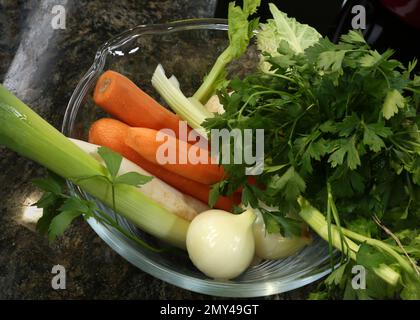 Set di verdure fresche crude preparate per la cottura. Foto Stock