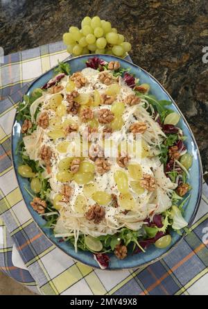 Insalata di Waldorf servita sulla ciotola con uva e noci. Foto Stock