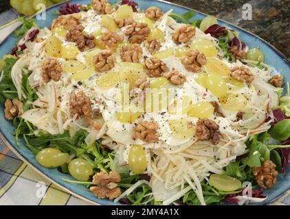 Insalata di Waldorf servita sulla ciotola con uva e noci. Foto Stock