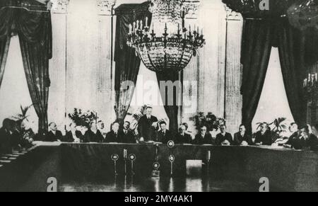 Il presidente AMERICANO Herbert Hoover legge il patto Kellogg-Briand firmato a Parigi, Francia, il 22 agosto 1928 Foto Stock