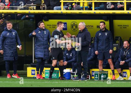 DORTMUND, GERMANIA - 4 FEBBRAIO: Allenatore Christian Streich di SC Freiburg durante la partita della Bundesliga tra Borussia Dortmund e SC Freiburg al Signal Iduna Park il 4 febbraio 2023 a Dortmund, Germania (Foto di Marcel ter Bals/Orange Pictures) Foto Stock