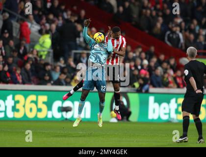 Londra, Regno Unito. 04th Feb, 2023. 4th febbraio 2023; GTECH Community Stadium, Brentford, Londra, Inghilterra; Premier League Football, Brentford contro Southampton; Ethan Pinnock di Brentford testa la palla sopra Paul Onuachu di Southampton Foto Stock