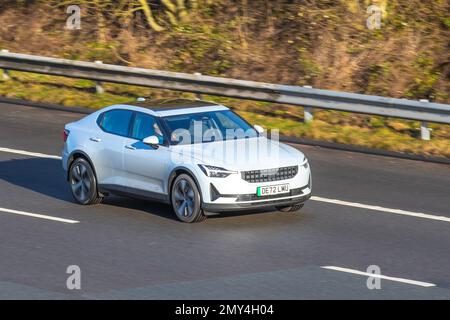 2022 White POLESTAR 2 PLUS EV FWD Electricity 1 Speed Automatic Traveling. Fastback Volvo Electric Performance con trazione posteriore, sollevatore elettrico a batteria a 5 porte. Polestar 2 Long Range Single Motoron autostrada M61 Regno Unito Foto Stock