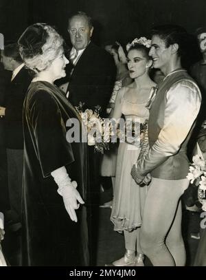 La ballerina e coreografa statunitense Edward Villella e la ballerina francese Violette Verdy incontrano la Regina Madre, il Teatro reale di Londra, Regno Unito 1962 Foto Stock