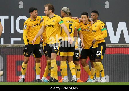 Hwang Hee-Chan di Wolverhampton Wanderers (2nd da destra) festeggia con i suoi compagni di squadra dopo che la sua croce è stata messa in rete da Joel MATIP di Liverpool per dare a Wolves il loro obiettivo 1st. Incontro della Premier League, Wolverhampton Wanderers/Liverpool allo stadio Molineux di Wolverhampton, Inghilterra, sabato 4th febbraio 2023. Questa immagine può essere utilizzata solo per scopi editoriali. Solo per uso editoriale, licenza richiesta per uso commerciale. Non è utilizzabile nelle scommesse, nei giochi o nelle pubblicazioni di un singolo club/campionato/giocatore. pic di Chris Stading/Andrew Orchard SPORTS photography/Alamy Live news Foto Stock