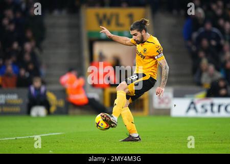 Wolverhampton, Regno Unito. 4th Feb 2023. Ruben Neves di Wolverhampton Wanderers segna il terzo goal di Wolves contro Liverpool durante la partita della Premier League tra Wolverhampton Wanderers e Liverpool a Molineux, Wolverhampton, Inghilterra, il 4 febbraio 2023. Foto di Scott Boulton. Solo per uso editoriale, licenza richiesta per uso commerciale. Non è utilizzabile nelle scommesse, nei giochi o nelle pubblicazioni di un singolo club/campionato/giocatore. Credit: UK Sports Pics Ltd/Alamy Live News Foto Stock