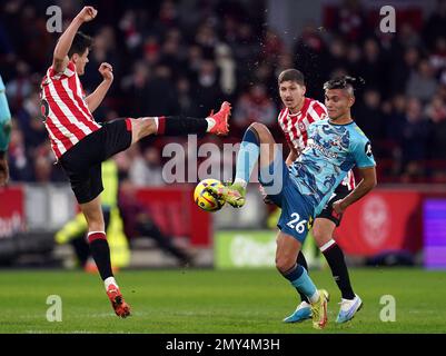 Carlos Alcaraz di Southampton (a destra) e Christian Norgaard di Brentford combattono per la palla durante la partita della Premier League al GTECH Community Stadium di Londra. Data immagine: Sabato 4 febbraio 2023. Foto Stock