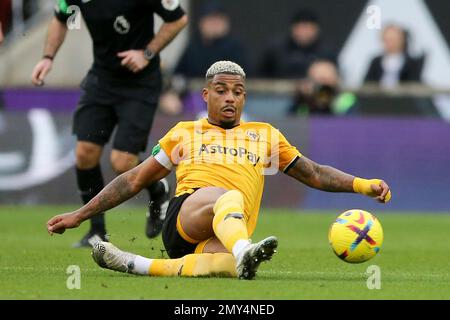 Wolverhampton, Regno Unito. 04th Feb, 2023. Mario Lemina di Wolverhampton Wanderers in azione. Incontro della Premier League, Wolverhampton Wanderers/Liverpool allo stadio Molineux di Wolverhampton, Inghilterra, sabato 4th febbraio 2023. Questa immagine può essere utilizzata solo per scopi editoriali. Solo per uso editoriale, licenza richiesta per uso commerciale. Non è utilizzabile nelle scommesse, nei giochi o nelle pubblicazioni di un singolo club/campionato/giocatore. pic di Chris Stading/Andrew Orchard sports photography/Alamy Live news Credit: Andrew Orchard sports photography/Alamy Live News Foto Stock