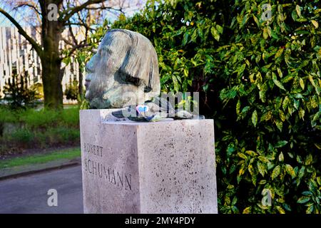 Busto di bronzo del compositore tedesco Robert Schumann nel parco pubblico Hofgarten a Düsseldorf/Germania, svelato 1956. Scultore: Karl Hartung. Foto Stock