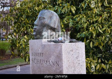 Monumento del compositore tedesco Robert Schumann nel parco pubblico Hofgarten a Düsseldorf/Germania, svelato nel 1956. Scultore: Karl Hartung. Foto Stock