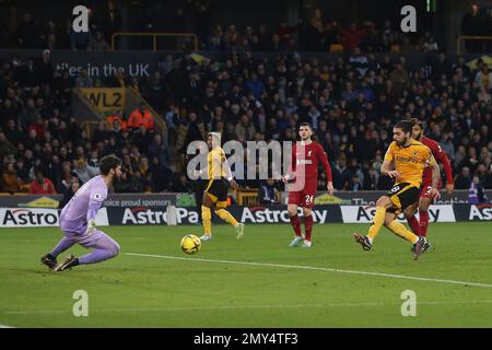 Wolverhampton, Regno Unito. 04th Feb, 2023. Ruben Neves di Wolverhampton Wanderers spara e segna i suoi team 3rd gol. Incontro della Premier League, Wolverhampton Wanderers/Liverpool allo stadio Molineux di Wolverhampton, Inghilterra, sabato 4th febbraio 2023. Questa immagine può essere utilizzata solo per scopi editoriali. Solo per uso editoriale, licenza richiesta per uso commerciale. Non è utilizzabile nelle scommesse, nei giochi o nelle pubblicazioni di un singolo club/campionato/giocatore. pic di Chris Stading/Andrew Orchard sports photography/Alamy Live news Credit: Andrew Orchard sports photography/Alamy Live News Foto Stock