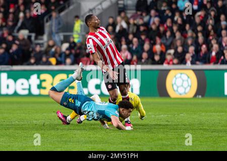 Che Adams di Southampton (in blu) si scontra con David Raya di Brentford, mentre Ethan Pinnock di Brentford guarda durante la partita della Premier League tra Brentford e Southampton al GTECH Community Stadium di Londra, Inghilterra, il 4 febbraio 2023. Foto di Grant Winter. Solo per uso editoriale, licenza richiesta per uso commerciale. Non è utilizzabile nelle scommesse, nei giochi o nelle pubblicazioni di un singolo club/campionato/giocatore. Credit: UK Sports Pics Ltd/Alamy Live News Foto Stock