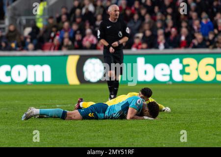 Che Adams di Southampton e David Raya di Brentford dopo la loro collisione durante la partita della Premier League tra Brentford e Southampton al GTECH Community Stadium di Londra, Inghilterra, il 4 febbraio 2023. Foto di Grant Winter. Solo per uso editoriale, licenza richiesta per uso commerciale. Non è utilizzabile nelle scommesse, nei giochi o nelle pubblicazioni di un singolo club/campionato/giocatore. Credit: UK Sports Pics Ltd/Alamy Live News Foto Stock