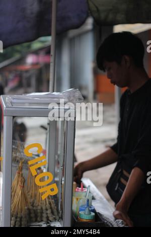 Cirebon, Indonesia, 05 febbraio 2023 - una specialità indonesiana chiamata Cilor, prodotta con aci e uova miste, viene venduta a basso prezzo. Foto Stock