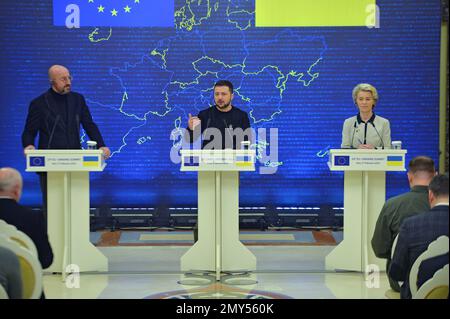 Non esclusiva: KYIV, UCRAINA - 03 FEBBRAIO 2023 - Presidente del Consiglio europeo Charles Michel, Presidente dell'Ucraina Volodymyr Zelenskyy e Pres Foto Stock