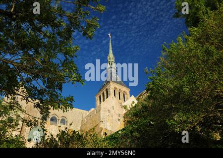 Vista dall'alto dell'Abbazia della famosa Rocky Island Mont-Saint-Michel in Bretagne, Francia, in Una bella giornata estiva con Un cielo azzurro limpido Foto Stock