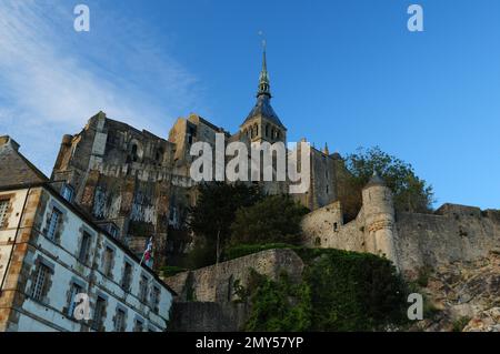 Vista dall'alto dell'Abbazia della famosa Rocky Island Mont-Saint-Michel in Bretagne, Francia, in Una bella giornata estiva con Un cielo azzurro limpido Foto Stock