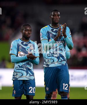 Kamaldeen Sulemana di Southampton e Paul Onuachu (a destra) applaudono i tifosi dopo la partita della Premier League al GTECH Community Stadium, Londra. Data immagine: Sabato 4 febbraio 2023. Foto Stock