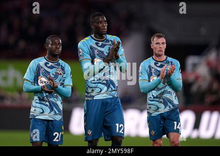 Kamaldeen Sulemana di Southampton, Paul Onuachu e James Bree (sinistra-destra) applaudono i tifosi dopo la partita della Premier League al GTECH Community Stadium, Londra. Data immagine: Sabato 4 febbraio 2023. Foto Stock