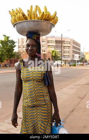 BURKINA FASO, Ouagadougou, Avenue Kwame Nkrumah, donna vende banane davanti a Splendid Hotel, che è stato attaccato da terroristi islamisti nel 2016 Foto Stock