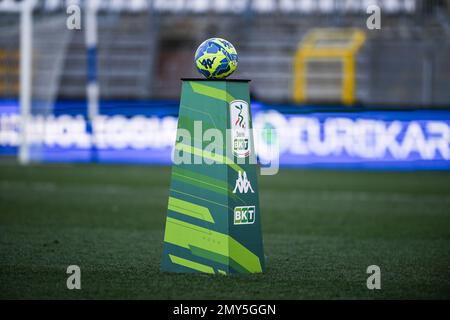 Como, Italia. 4th Feb 2023. Pallone durante la partita di calcio della Serie B Italiana tra Calcio Como e Frosinone Calcio il 4 febbraio 2023 allo stadio Giuseppe Senigallia di Como. Photo Tiziano Ballabio Credit: Tiziano Ballabio/Alamy Live News Foto Stock