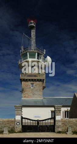 Faro a Pointe Du Raz in Bretagne Francia in Una bella giornata estiva soleggiato con Poche nuvole nel cielo Foto Stock