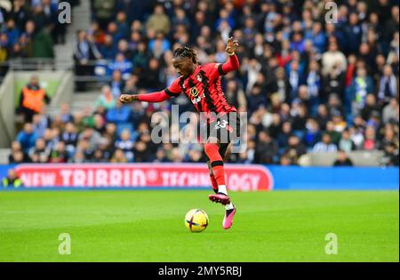 Brighton, Regno Unito. 04th Feb, 2023. Jordan Zemura del Bournemouth FC durante la partita della Premier League tra Brighton & Hove Albion e Bournemouth all'Amex il 4th 2023 febbraio a Brighton, Inghilterra. (Foto di Jeff Mood/phcimages.com) Credit: PHC Images/Alamy Live News Foto Stock