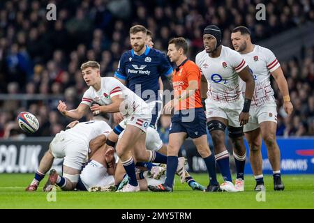 4th febbraio 2023; Twickenham Stadium, Londra, Inghilterra: Sei Nazioni internazionali di rugby Inghilterra contro Scozia; Jack van Poortvliet d'Inghilterra libera la palla Foto Stock