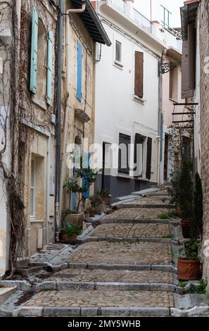 Arles, Provenza, Francia, 1 1 2023 - strada stretta e ripida tipica della città vecchia Foto Stock