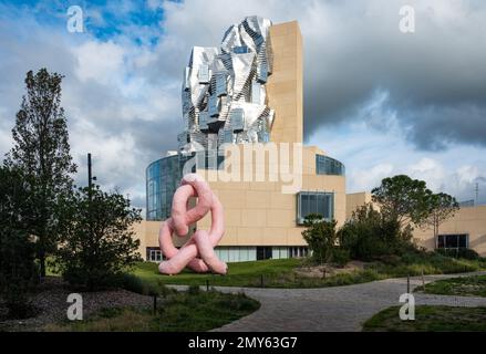 Arles, Provence, France, 1 1 2023 - edificio contemporaneo e scultura d'arte nel Giardino del Paesaggio, chiamato le Jardin Paysager Foto Stock