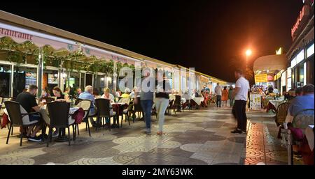 La Sirena e altri ristoranti di notte lungo la passerella che costeggia la spiaggia, Playa del Inglés, Maspalomas, Gran Canaria Foto Stock