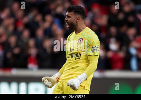 David Raya, portiere di Brentford, festeggia il secondo gol della partita durante la partita della Premier League presso il GTECH Community Stadium di Londra. Data immagine: Sabato 4 febbraio 2023. Foto Stock